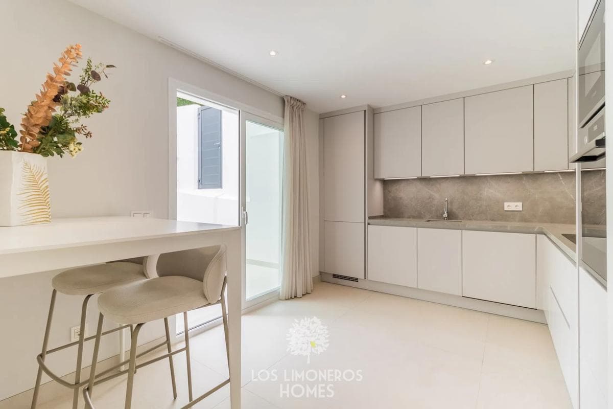 Sale of independent chalet in Calle Hermanos Belón Lima, Marbella
photo 2