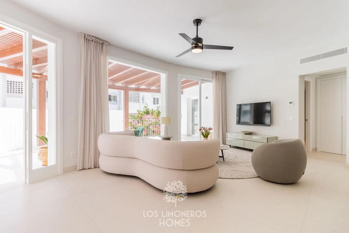 Sale of independent chalet in Calle Hermanos Belón Lima, Marbella
photo 3