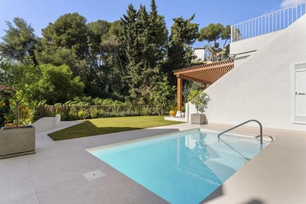 Independent chalet for sale in Calle Hermanos Belón Lima, Marbella
photo 1