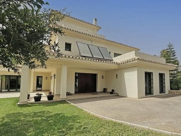 Independent chalet for sale in Calle Carmen Montiel, 4 -12, Marbella
photo 1