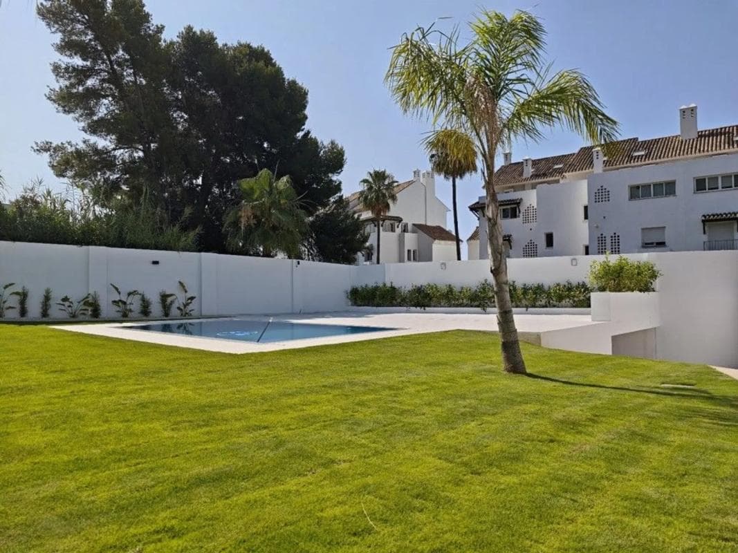 Sale of independent chalet in Barrio Valdeolletas-Las Cancelas-Xarblanca, Marbella
photo 2
