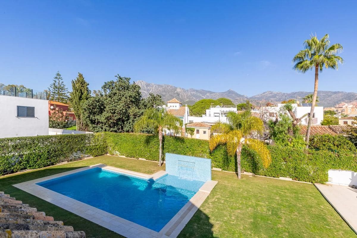 Sprzedaż niezależnego domku jednorodzinnego w Plaza de la Lola, 7, Marbella photo 2