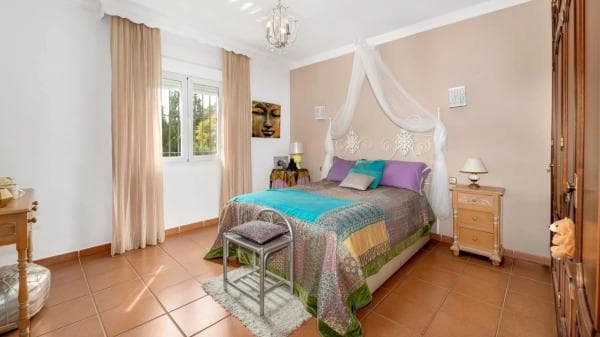 Independent chalet for sale in Calle Borgoña, Marbella
thumbnail 1