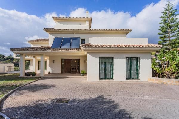 Independent chalet for sale in Calle Carmen Montiel, Marbella
thumbnail 1
