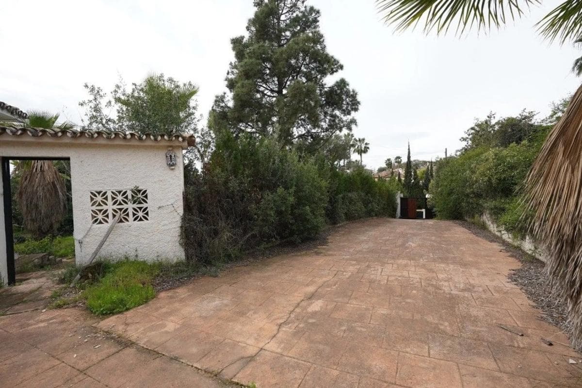 Sale of independent chalet in Barrio Valdeolletas-Las Cancelas-Xarblanca, Marbella
photo 2