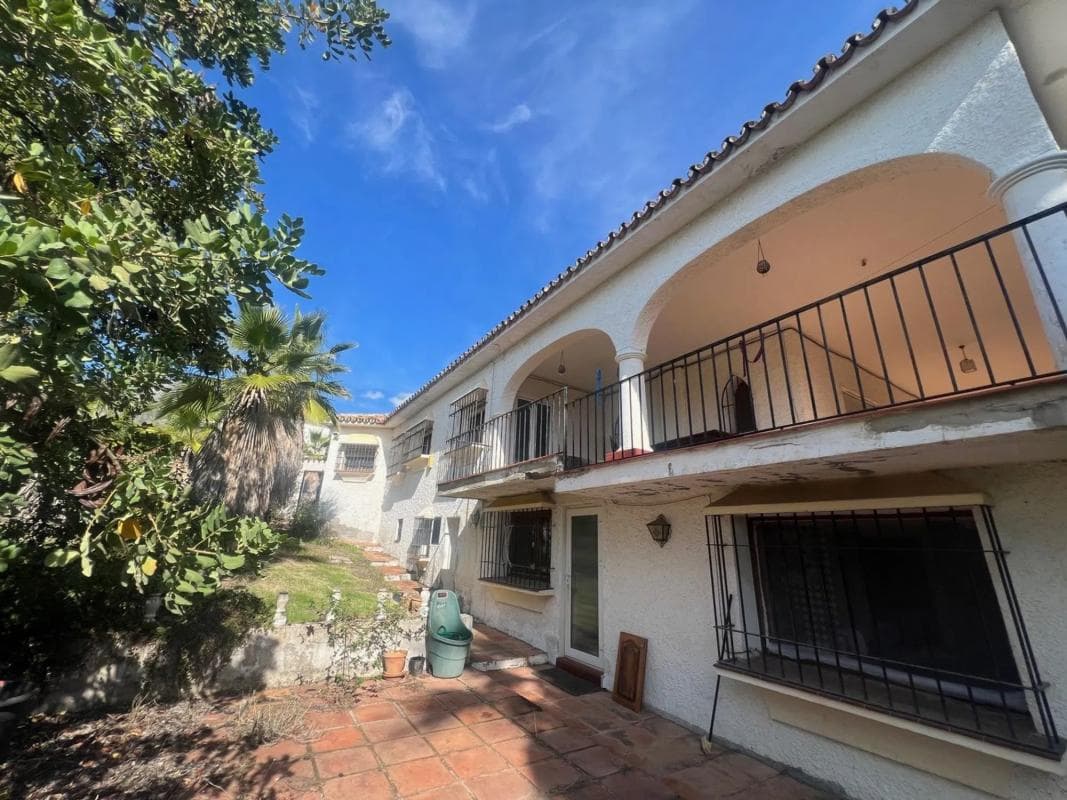 Sale of independent chalet in Barrio Valdeolletas-Las Cancelas-Xarblanca, Marbella
photo 2