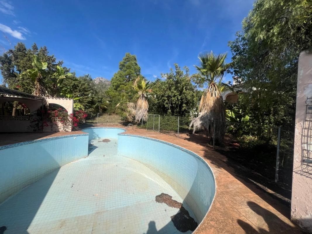 Sale of independent chalet in Barrio Valdeolletas-Las Cancelas-Xarblanca, Marbella
photo 4