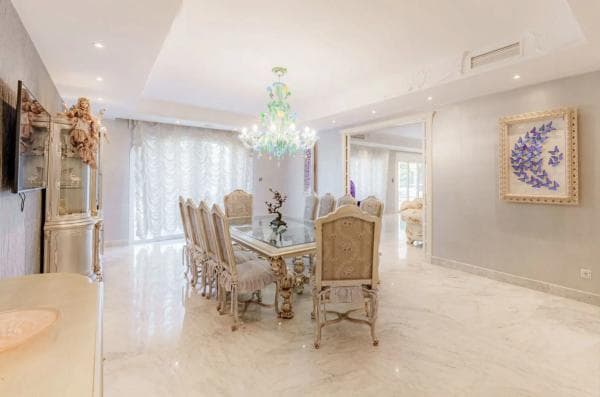 Independent chalet for sale in Barrio Sierra Blanca, Marbella
thumbnail 1