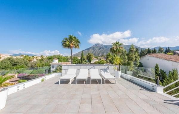 Independent chalet for sale in Calle Benaojan, Marbella
thumbnail 1
