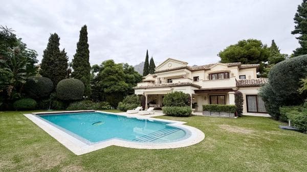 Independent chalet for sale in Barrio Sierra Blanca, Marbella
photo 1