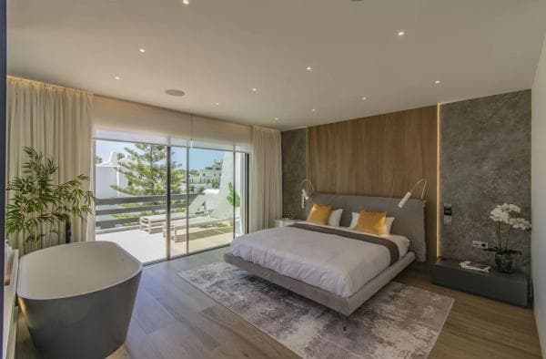 Chalet adosado en venta en ኡርባኒሳሲኦን ፑኤንቴ ሮማኖ , Marbella thumbnail 2