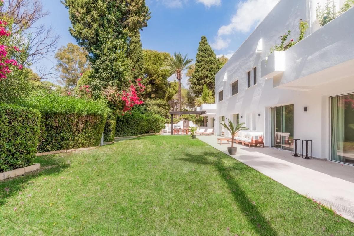 Sale of apartment in Urbanización Lomas de Marbella Club, 95, Marbella
photo 2