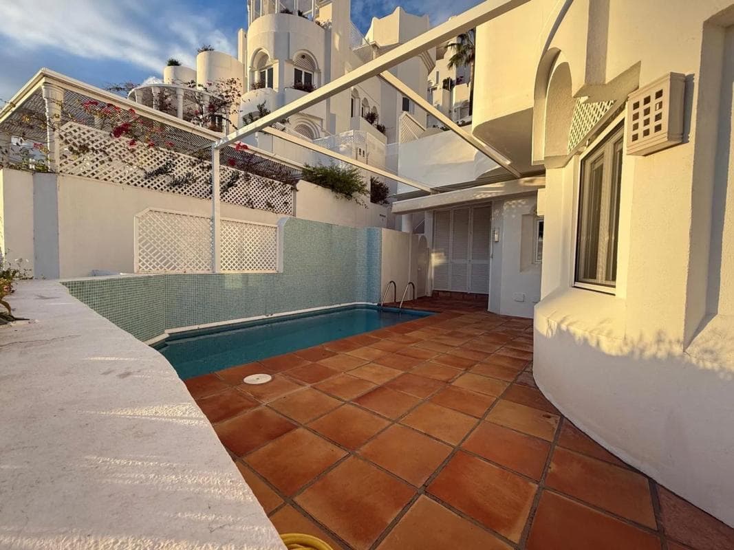 Sale of apartment in Calle Lago de los Cisnes, 1, Marbella
photo 2