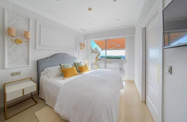 Ático en venta en Bulevar Príncipe Alfonso de Hohenlohe, Marbella thumbnail 1