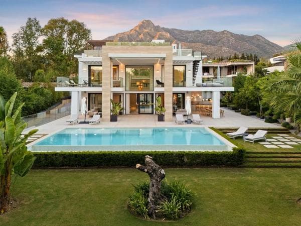 Independent chalet for sale in Pintor Francisco Iturrino, Marbella
photo 1