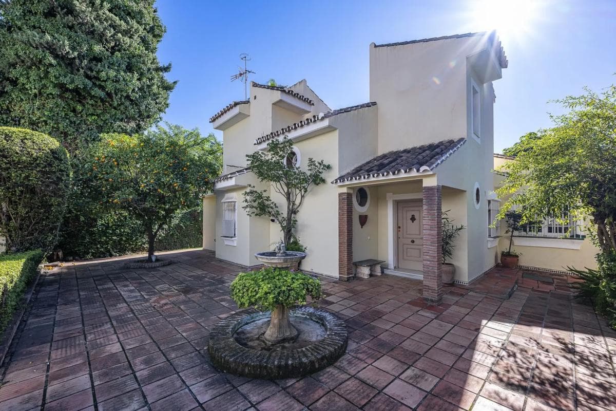 Sprzedaż niezależnego domku jednorodzinnego w Barrio La Carolina-Guadalpín, Marbella photo 2