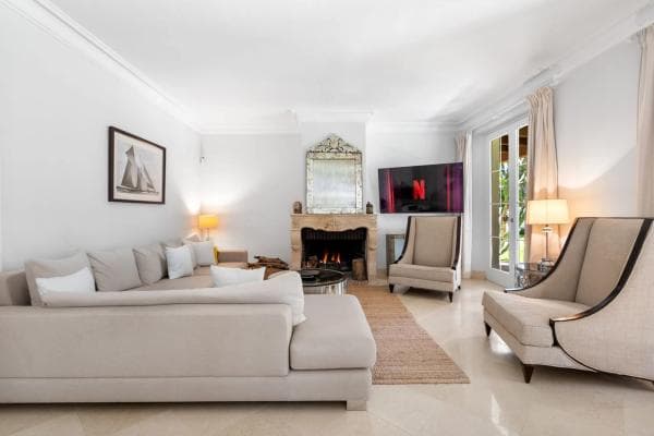 Independent chalet for sale in Urbanización Cortijo de Nagüeles, Marbella
thumbnail 2