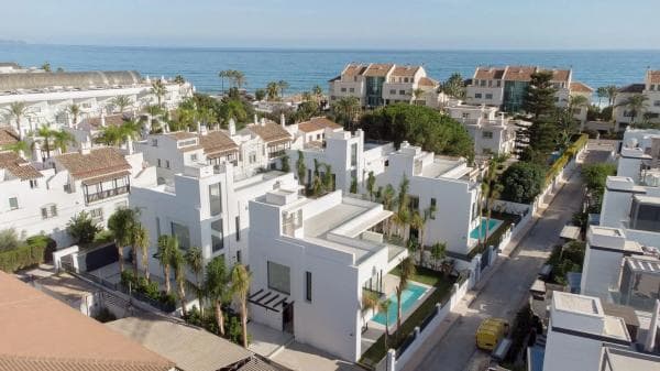 Independent chalet for sale in Urbanizacion Rio Verde Playa, Marbella
photo 1