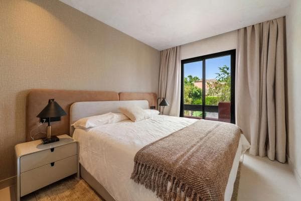 Chalet adosado en venta en Poligono URPNG9 , Marbella thumbnail 2