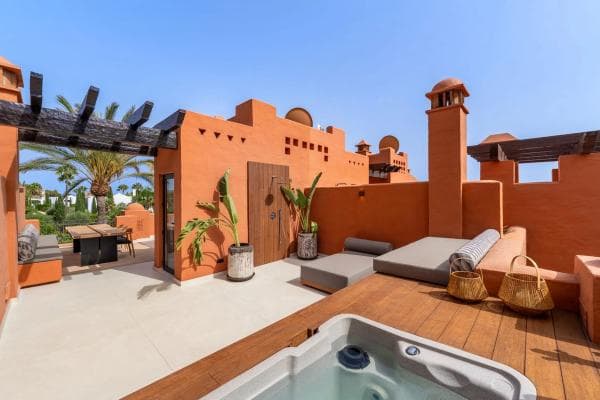 Chalet adosado en venta en Calle Algorta , Marbella thumbnail 1
