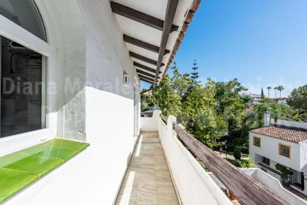 Chalet adosado en venta en Avenida de Ceuta , Marbella thumbnail 1