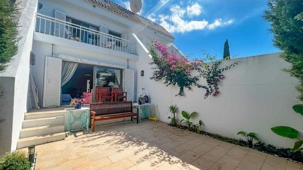 Chalet adosado en venta en Calle de Marcasitas , Marbella thumbnail 2