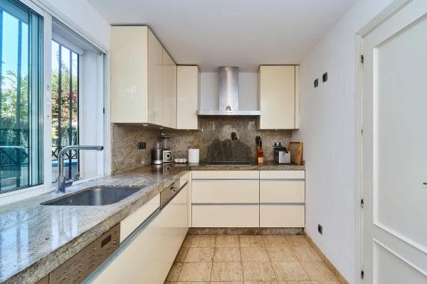 Chalet adosado en venta en Calle Velázquez, 8 , Marbella thumbnail 1