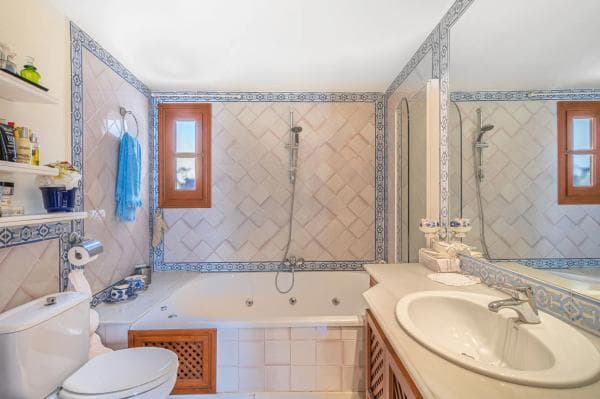 Chalet adosado en venta en Avenida Piedramar, 1 G , Marbella thumbnail 2