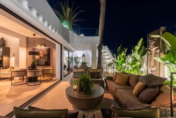 Chalet adosado en venta en Barrio Las Lomas de Río Verde , Marbella thumbnail 1
