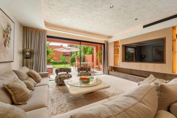 Chalet adosado en venta en Avenida Piedramar , Marbella thumbnail 2