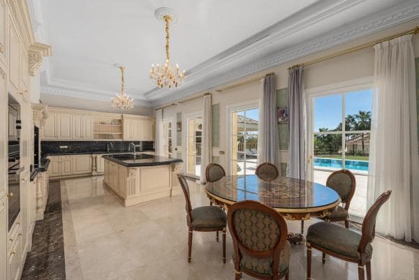 Chalet wolnostojący na sprzedaż w Barrio Sierra Blanca, Marbella photo 1