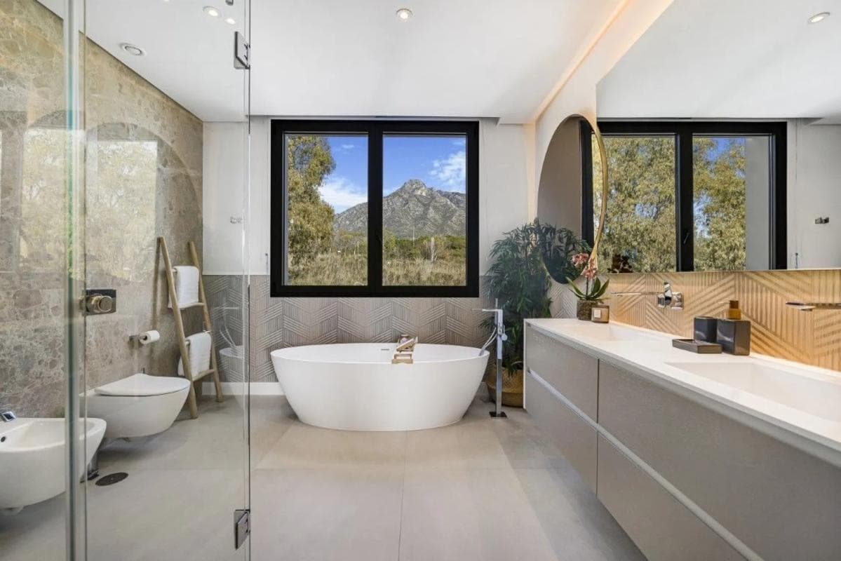 Sprzedaż niezależnego domku jednorodzinnego w Barrio Lomas de Marbella Club, Marbella photo 4