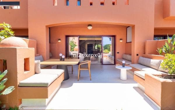 Chalet adosado en venta en Calle Algorta , Marbella thumbnail 1