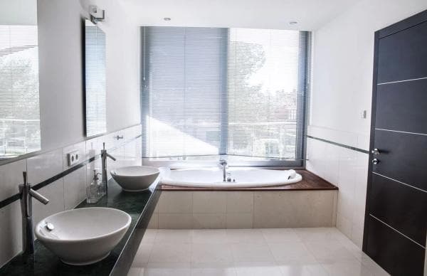 Chalet adosado en venta en Barrio Sierra Blanca , Marbella thumbnail 2