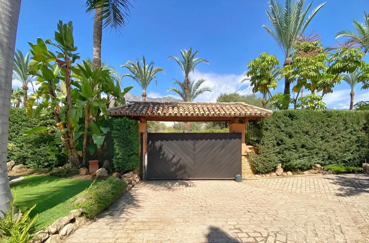 Sprzedaż niezależnego domku jednorodzinnego w Barrio Sierra Blanca, Marbella photo 4