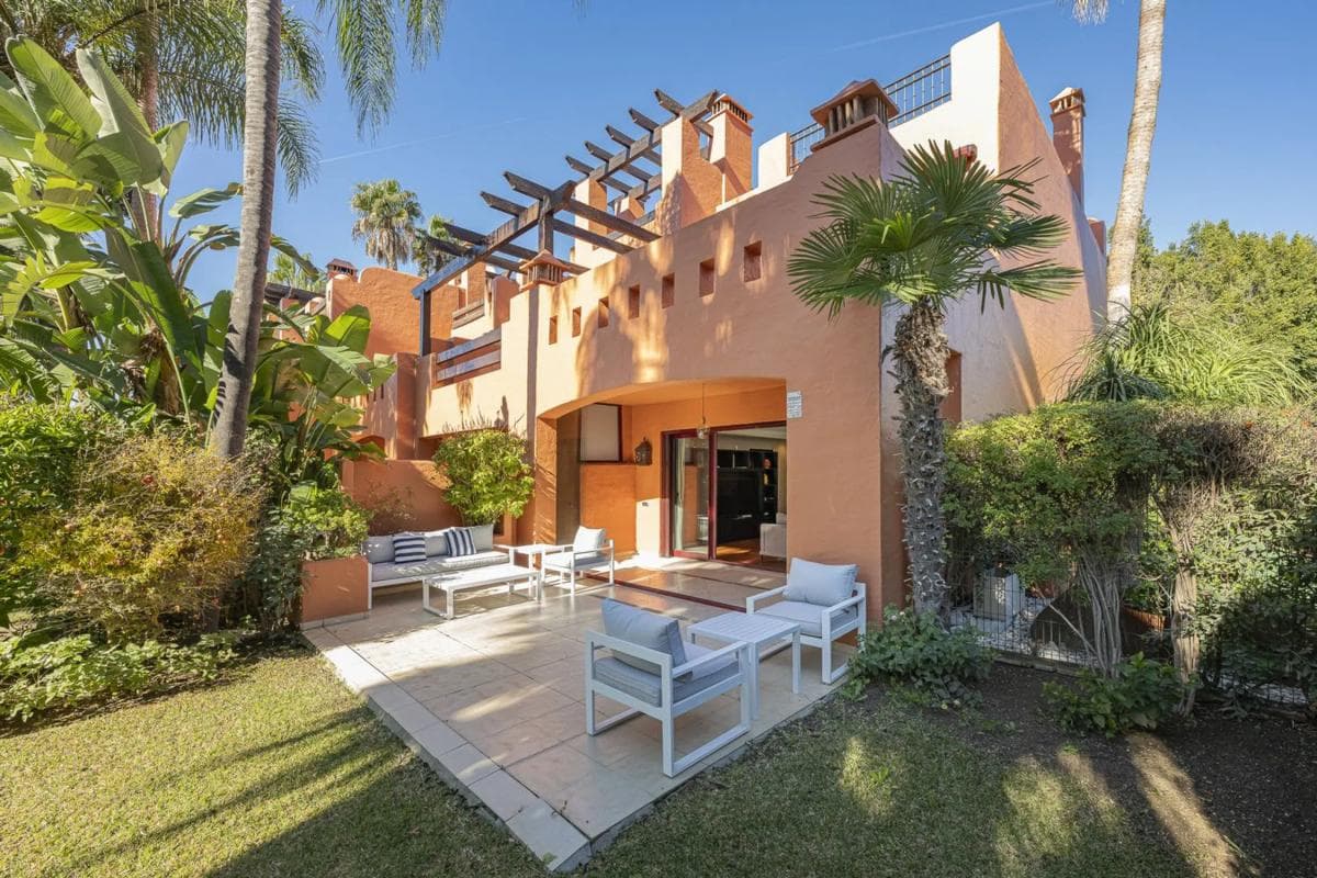 Sale of townhouse in Poligono URPNG9, 22 , Marbella photo 2