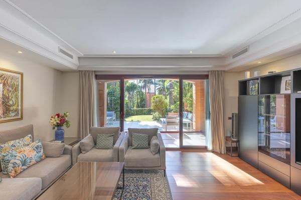 Chalet adosado en venta en Poligono URPNG9, 22 , Marbella thumbnail 2