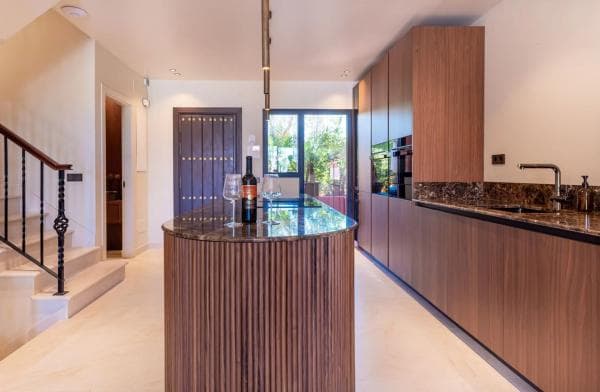 Chalet adosado en venta en Calle Algorta , Marbella thumbnail 2
