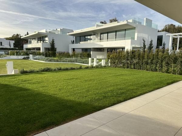Chalet independiente en venta en Barrio Las Lomas de Río Verde, Marbella
photo 1