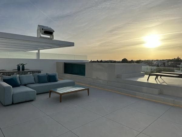 Chalet independiente en venta en Barrio Las Lomas de Río Verde, Marbella
thumbnail 1