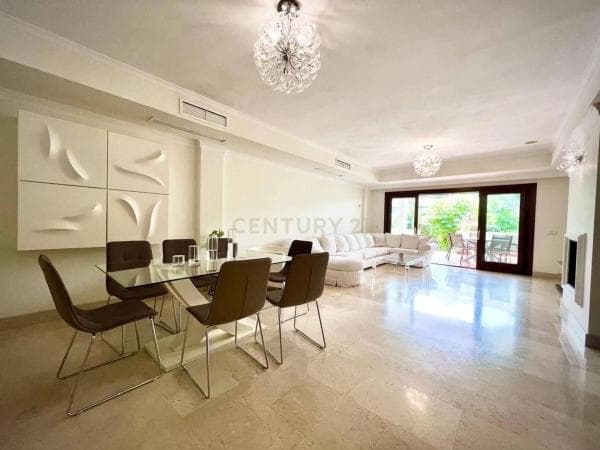 Apartment for sale in Urbanización Monte Paraíso, 5, Marbella thumbnail 1