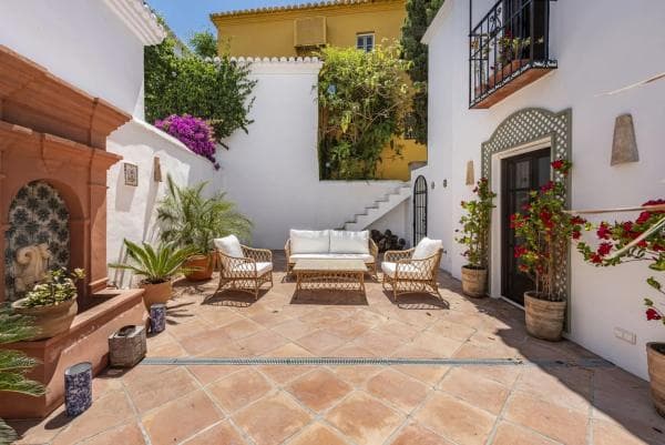 Chalet adosado en venta en Barrio Lomas de Marbella Club , Marbella thumbnail 1