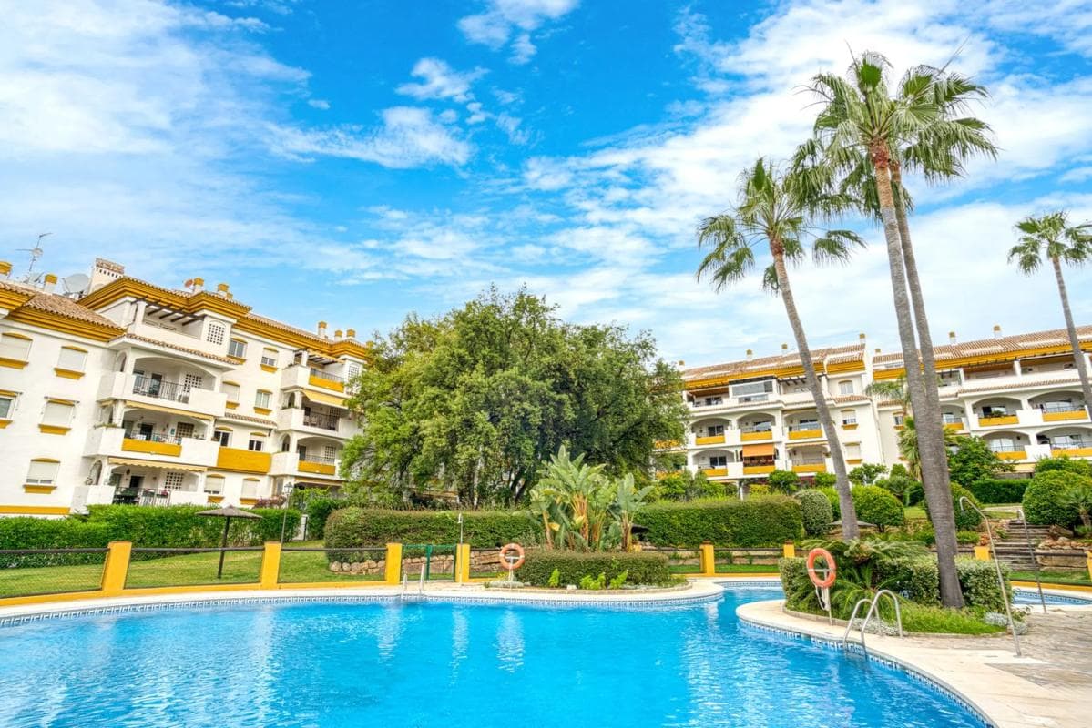 Venta de piso en CL TEBA-ROCIO NAGUELES s/n, Marbella
photo 2