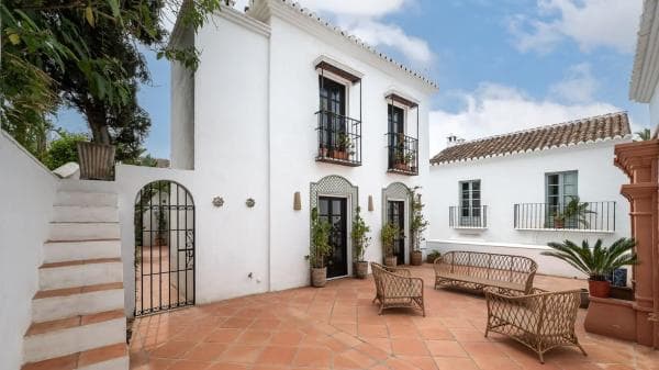 Chalet adosado en venta en Calle las Herrizas , Marbella thumbnail 1