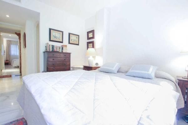 Piso en venta en Urbanizacion Ancon Sierra, Marbella
thumbnail 1