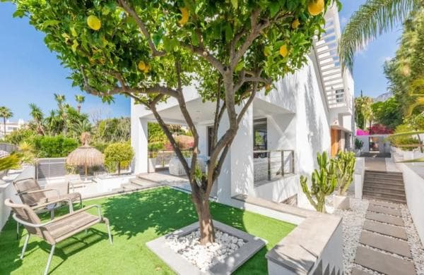 Chalet independiente en venta en Calle Benaojan, 31 B, Marbella
thumbnail 2