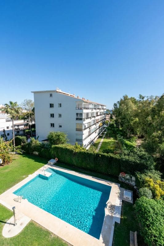 Venta de piso en Barrio Las Lomas de Río Verde, Marbella
photo 2