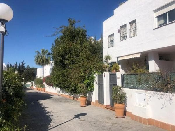 Chalet pareado en calle de Marcasitas photo 1