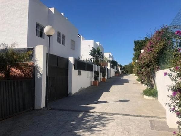 Chalet pareado en calle de Marcasitas thumbnail 2