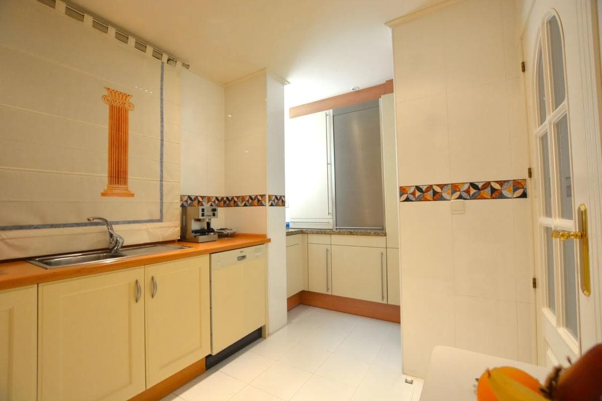 Sale of apartment in Calle Juan Chinchilla, Marbella
photo 4